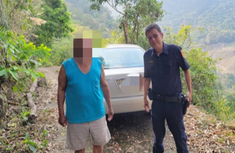 遊客車輪胎卡水溝　華山警即刻救援