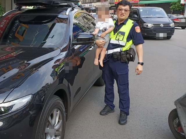 粗心媽下車未熄火留2歲童在車內  太平警熱心助脫困