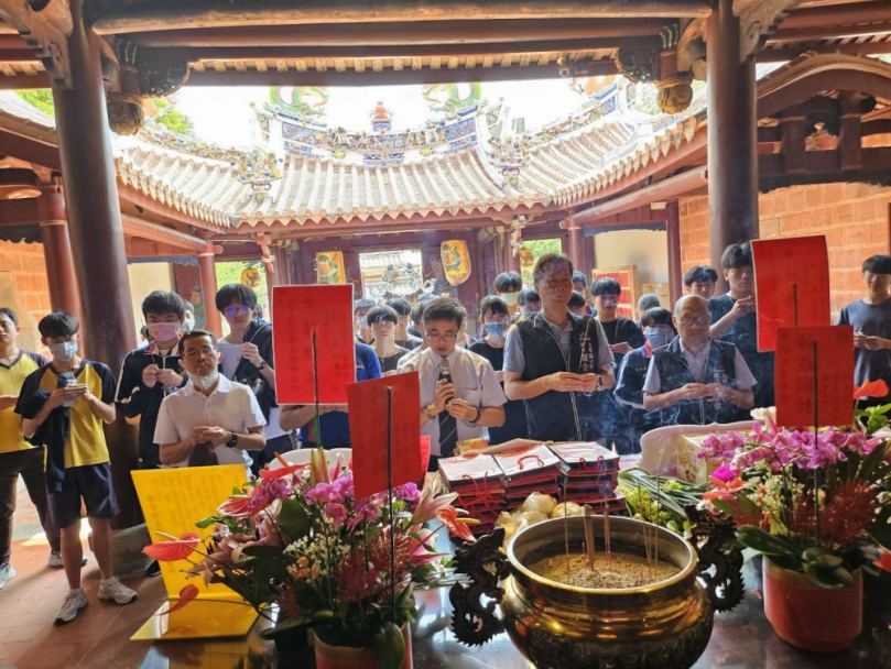 高三考生順利金榜題名  大甲高工校長簡慶郎帶領高三考生到大甲文昌祠祈願