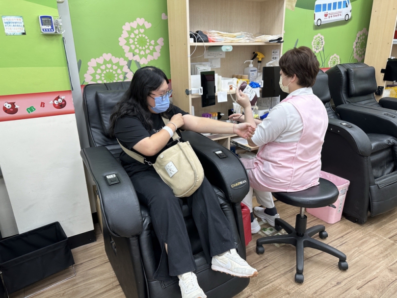 南投縣救國團挽袖捐血 號召百位民眾挹注醫療量能