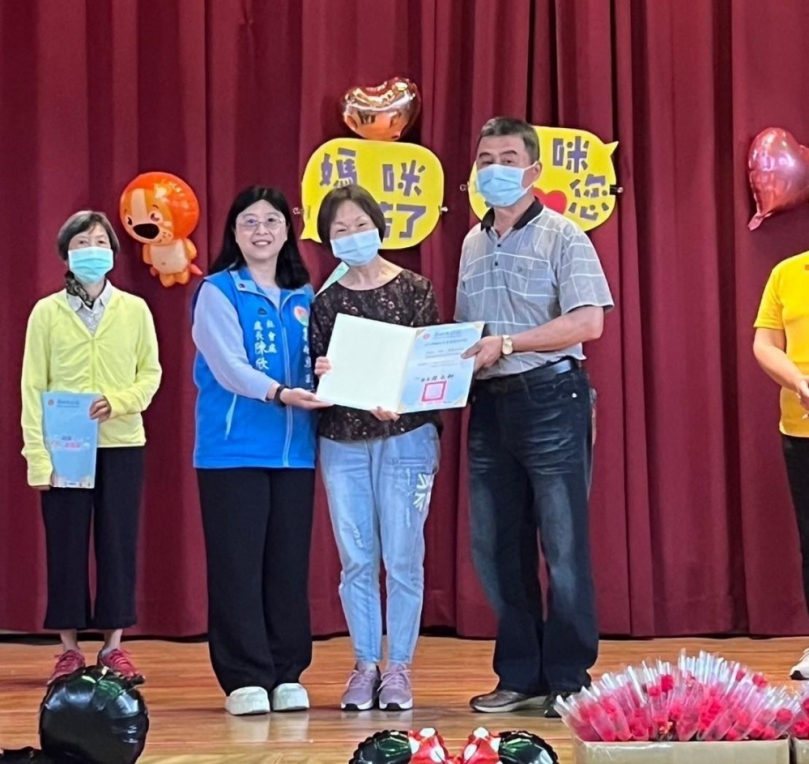 新竹縣身心障礙寄養家庭今授證並歡慶母親節