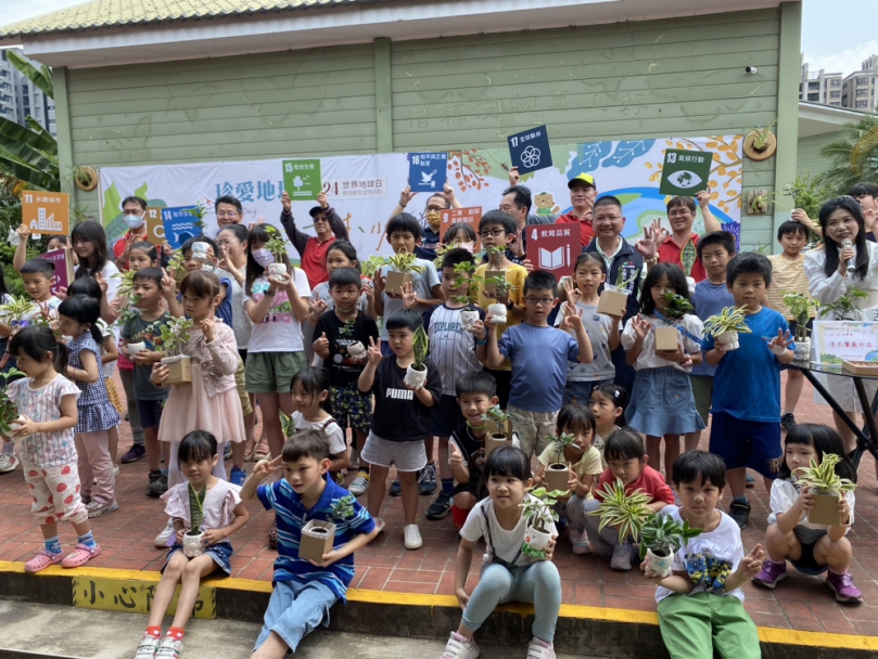 世界地球日「珍愛地球 多一樹、少一塑」 中市環保局推創意商品「有寶筆」