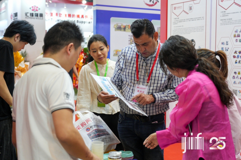 「借船」出海  「揚帆」遠航  第二十五屆中國（晉江）國際鞋業暨第八屆國際體育產業博覽會啟幕