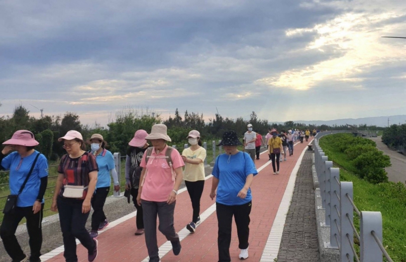 台中市大安區頂安里辦公處舉辦「113年健行淨堤活動」 走出健康亦讓自然景觀更美化