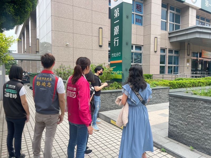 呼籲天雨注意磁磚溼滑   竹北民眾行經走道跌倒手斷