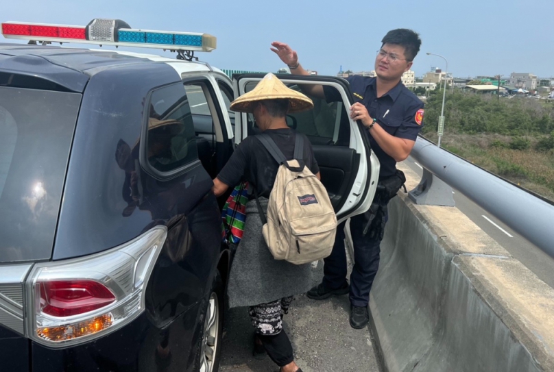 七旬婦徒步環島誤闖快速道　北港警安全護送下匝道