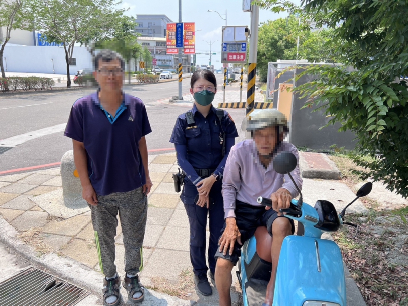 失智老翁騎車外出迷路，林厝派出所美女警察吳依潔（左2）協助找到家人。（照片警方提供） 　