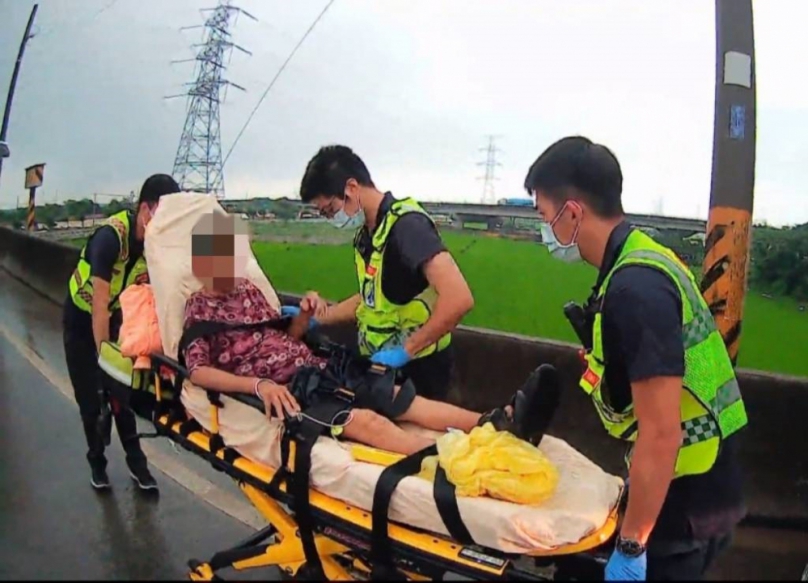 婦人迷航8公里跌坐雨中   智警用「這招」找到回家路