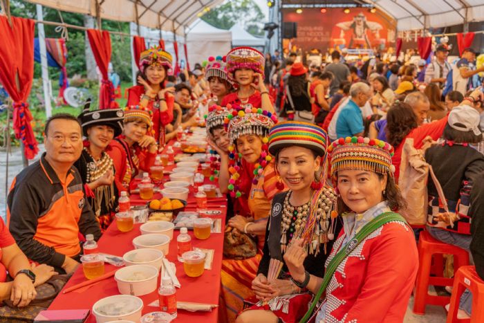 桃園龍岡米干節「長街宴」熱鬧登場　民眾同享異國美食