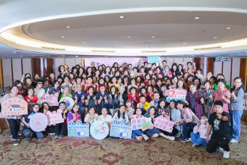 感謝無私奉獻！中市教育局長為家庭教育中心志工授證