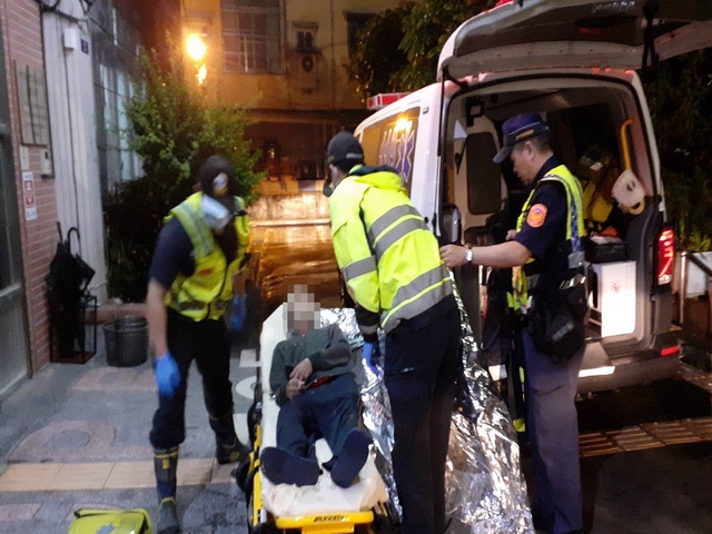 老翁搭公車返家卻因這疏忽致受困山區   太平警冒雨助脫困