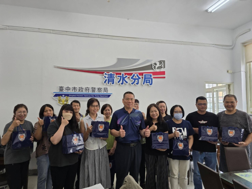 清水警分局長蔡慶星致贈工友同仁勞動節禮物