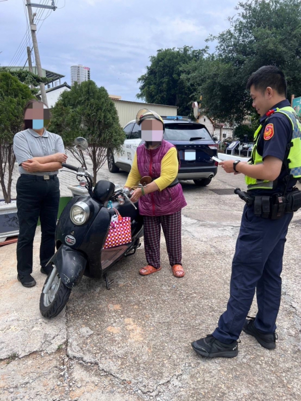 復健婦騎車「鬼打牆」迷航   烏日暖警靠「關鍵號碼」成功助返家