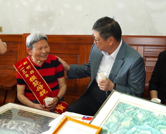 陳邱賢妹揹病兒圓學業夢   獲選為新竹縣模範母親