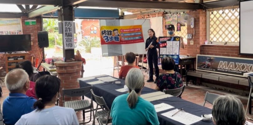 大村鄉平和村社區書法班，村上派出所宣導防詐策略。（照片分局提供）