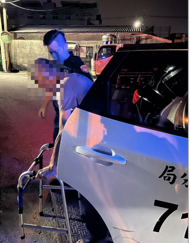 清水員警攙扶長者及行動不便者過馬路、護送返家   暖心舉動讓民眾感動