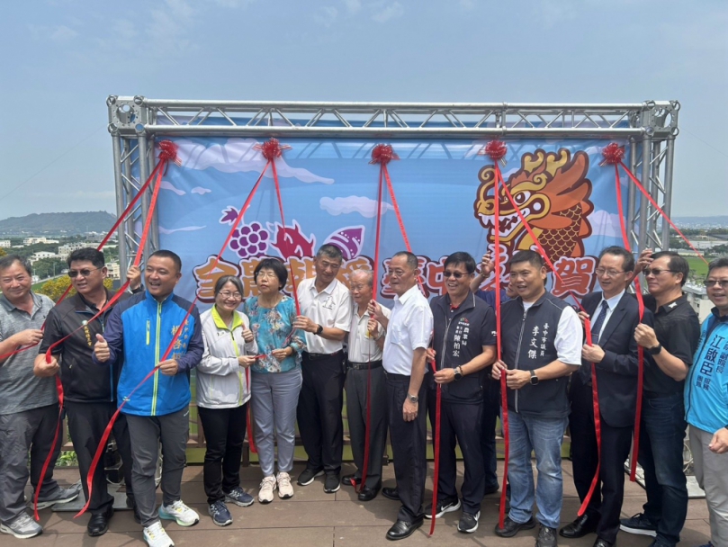 台中市外埔區「台中龍賀」稻田彩繪熱鬧揭幕   雄壯亮麗的台中龍賀圖騰  以及一望無際的稻田、農產、鐵砧山及大安溪  遊客觀賞及打卡好地方