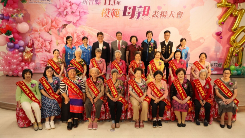 祝福天下母親都快樂！新竹縣長楊文科表揚模範母親代表