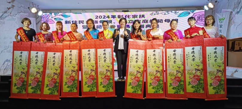 王縣長送9位新住民自強母親、1位自立家庭模範母親、1位模範寄養媽媽捲軸。（照片家扶提供）