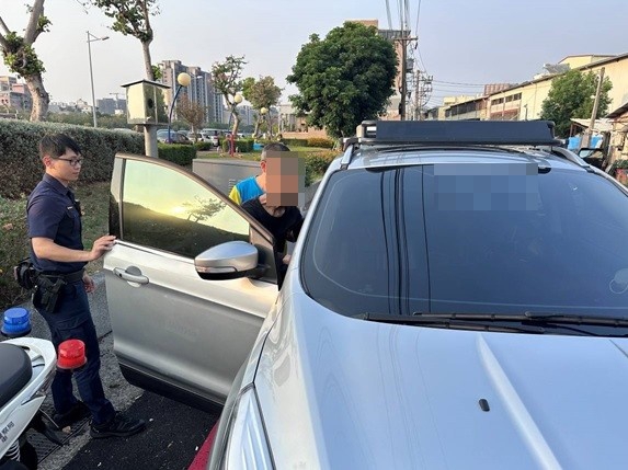 喑啞老翁大熱天呆坐路旁    太平警這樣做助返家