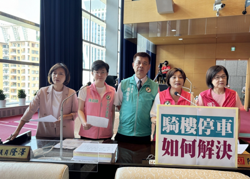 民眾在自家騎樓停車屢遭檢舉吃上罰單苦不堪言  民進黨台中市議員陳雅惠為民請命  希望市府整頓騎樓時要考量民眾停車需求  並研議制定自治條例開放騎樓讓民眾停車