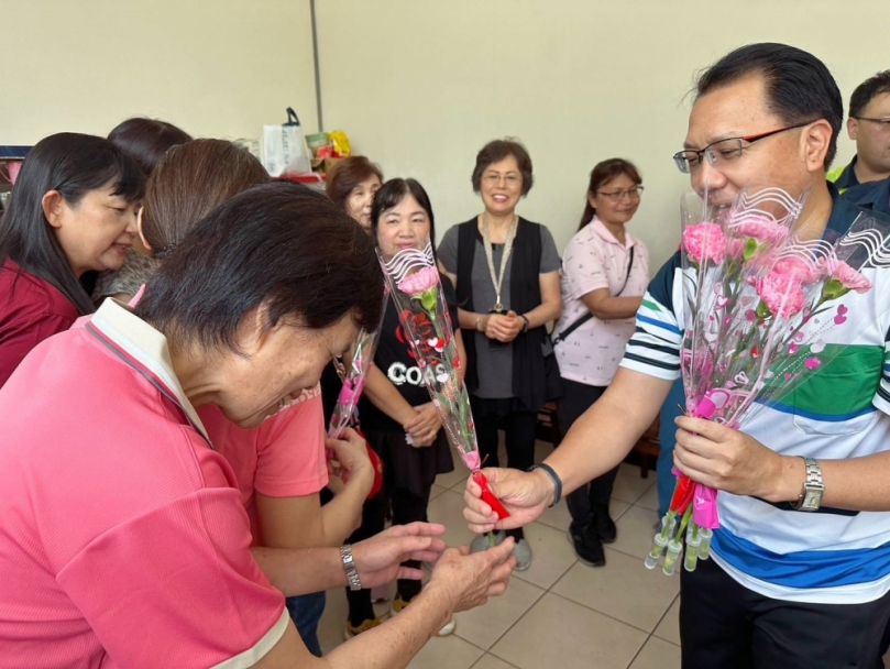 20年如一日投入為民服務！烏日警送上康乃馨   感謝如母親般的警察志工
