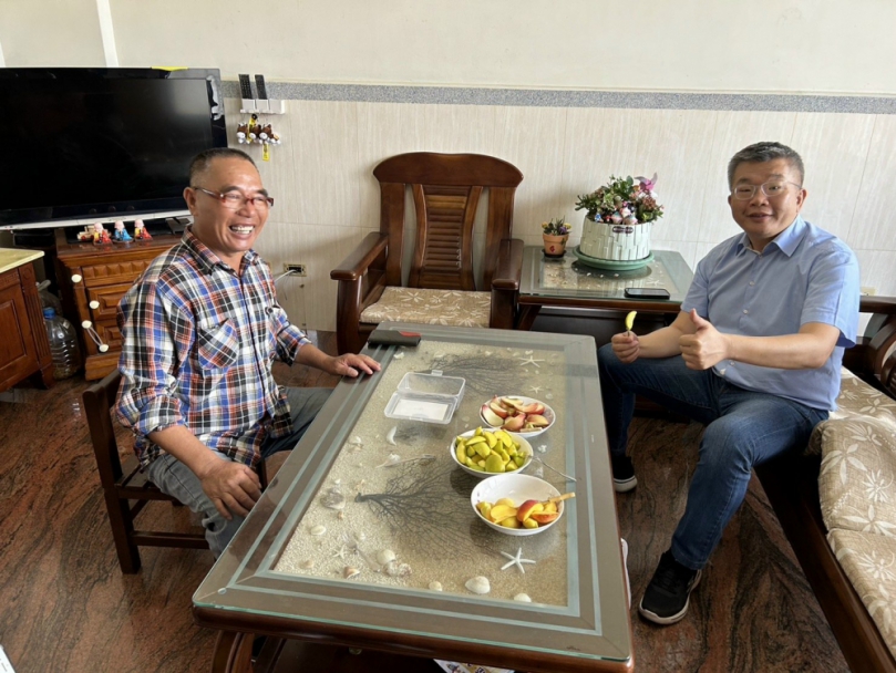 台中市外埔區農友徐寶卿友善的種植生產的水蜜桃多汁、高甜度、果肉軟硬適中、具安全性    立委蔡其昌十分肯定也會協助大力推銷