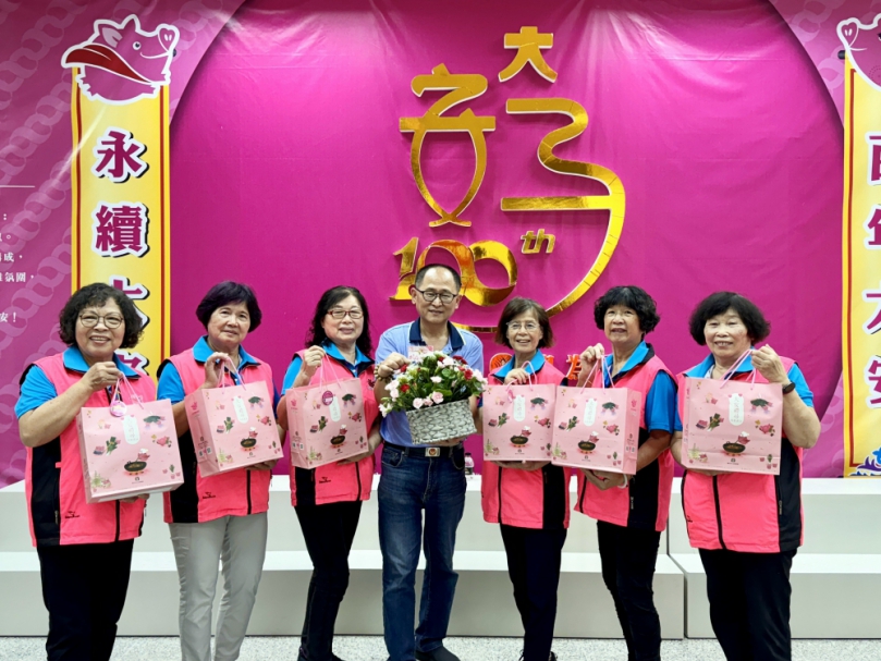 台中市大安區農會頒發農特產品給志工媽媽   感謝她們對社會貢獻精神及協助各項活動