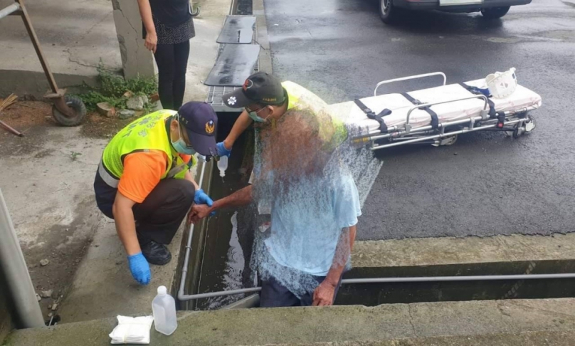 老翁虛弱跌落水溝路人報警　警察及救護員急援保住一命
