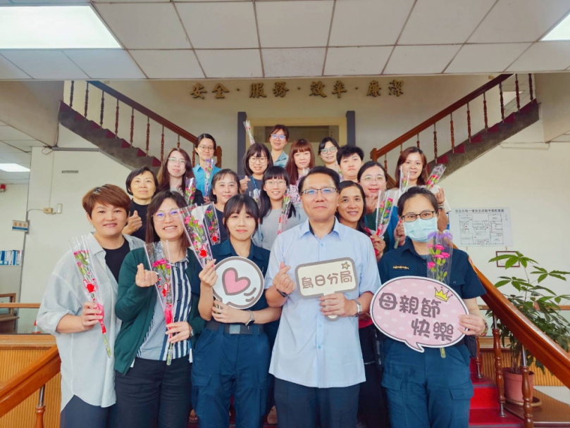 母親節倒數！警察（準）媽咪喜收康乃馨   歡度首次母親節