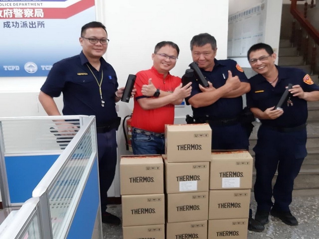 站長母親節前夕送禮   警察享溫馨保溫瓶