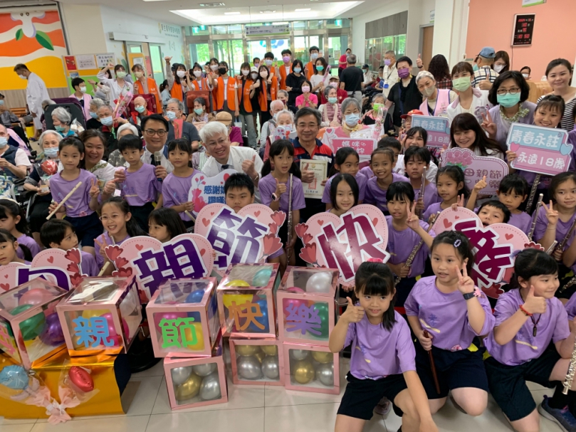 我的媽媽真可愛！臺中醫院銀髮媽媽活力走秀歡慶母親節