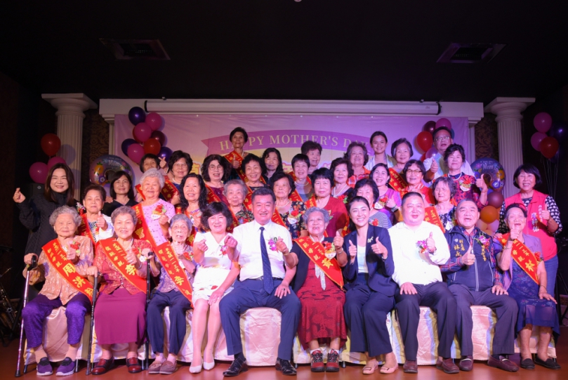 草屯鎮表揚模範母親 縣長許淑華祝福母親節快樂