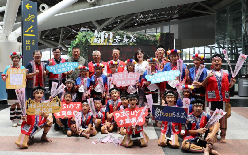 翁章梁率鄒族合唱團快閃高鐵站　分送康乃馨行銷部落觀光之旅