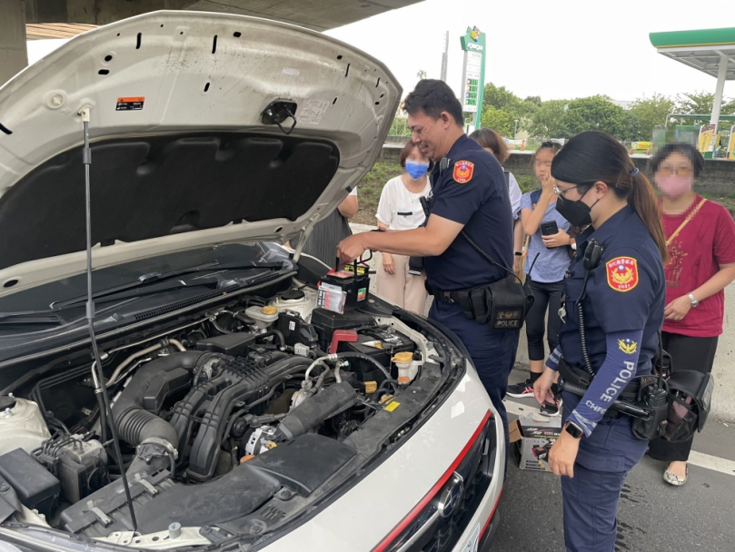 沒電拋錨，員林警方協助充電而脫險。（照片分局提供）