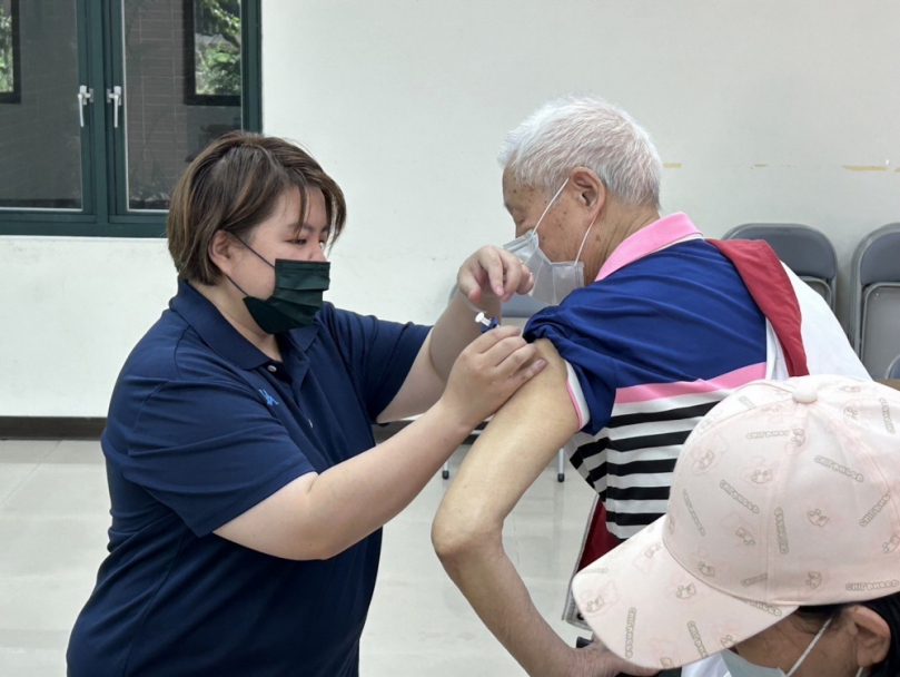 保護靠自己  竹市衛生局歡迎長輩揪伴打疫苗  即日起至5/17前進社區