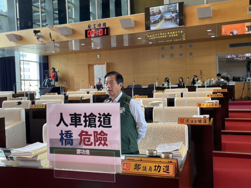 過橋靠技術  南區復興綠橋過窄、人車爭道   民進黨台中市議員鄭功進呼籲市府盡速拓寬、友善人車