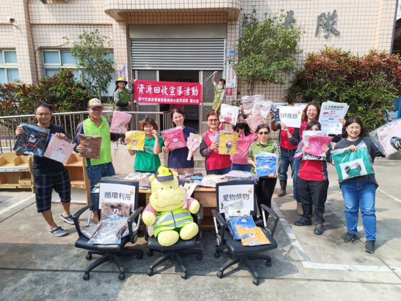 感恩月送愛做環保  中市清水區清潔隊舊衣與書桌再利用