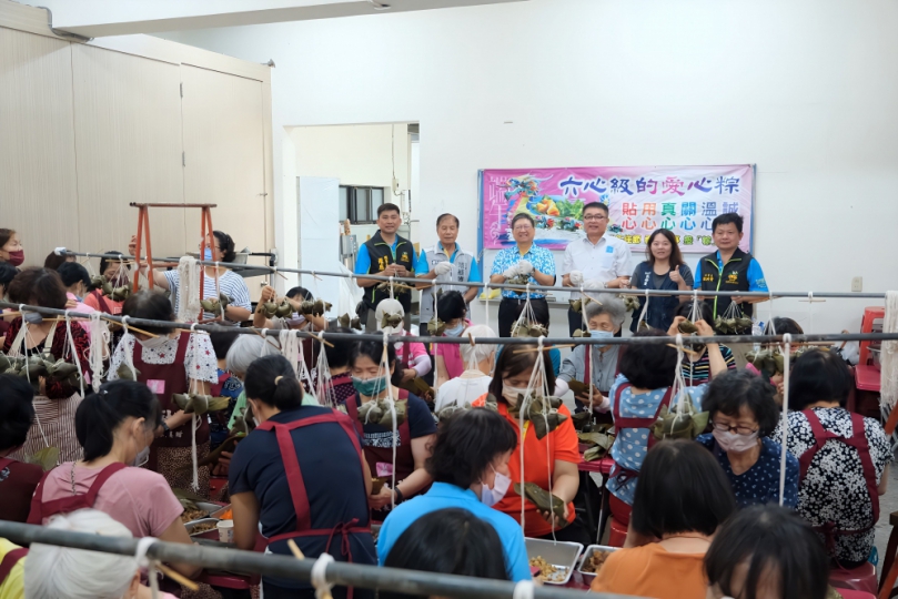 竹北新社包7500顆愛心粽送弱勢  楊文科親向志工致謝