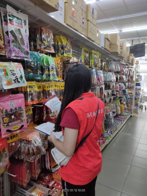 南投縣政府衛生局為強化食品安全，抽驗市售休閒食品