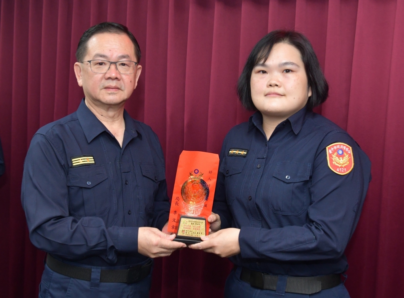 鄭依婷助單親媽度過難關    警察局副局長魏慶賢公開表揚助人義舉