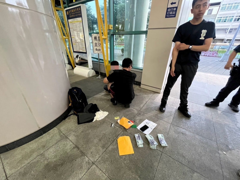 村上派出所員警在員林火車站逮捕準備搭火車詐騙車手，查扣大批物證。（照片分局提供）
