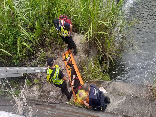 女子情傷散心竟受困溪底   太平警消合力助脫困
