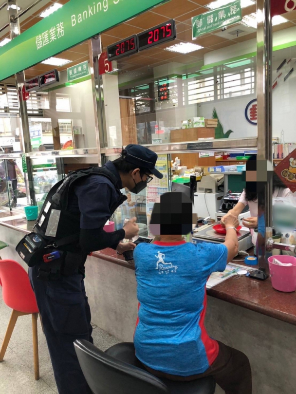 假檢警「你帳戶涉及洗錢」老梗詐騙再現！6旬農婦領「這金額」保住血汗錢