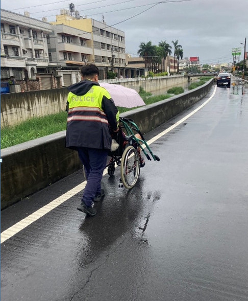 自推輪椅欲搭公車看病，體力透支，員林警方協助推送至公車站。（照片警方提供）