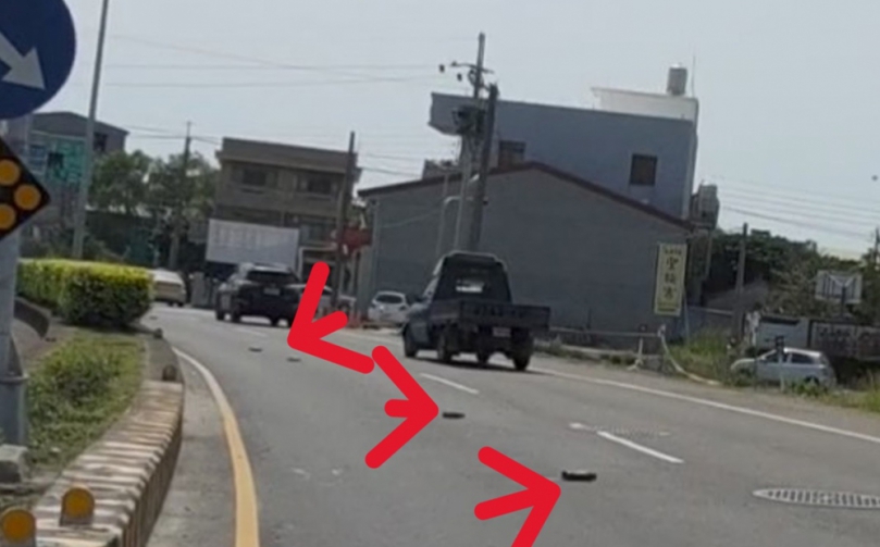 警員火速清理散落油罐　確保道路人車安全