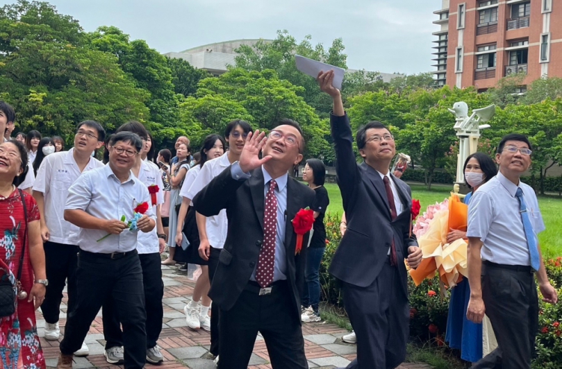 員林高中73屆畢業典禮，校長楊豪森（前右2）和會長賴明毅（前右3），帶領畢業生巡禮令人追憶的校園。（照片員中提供）