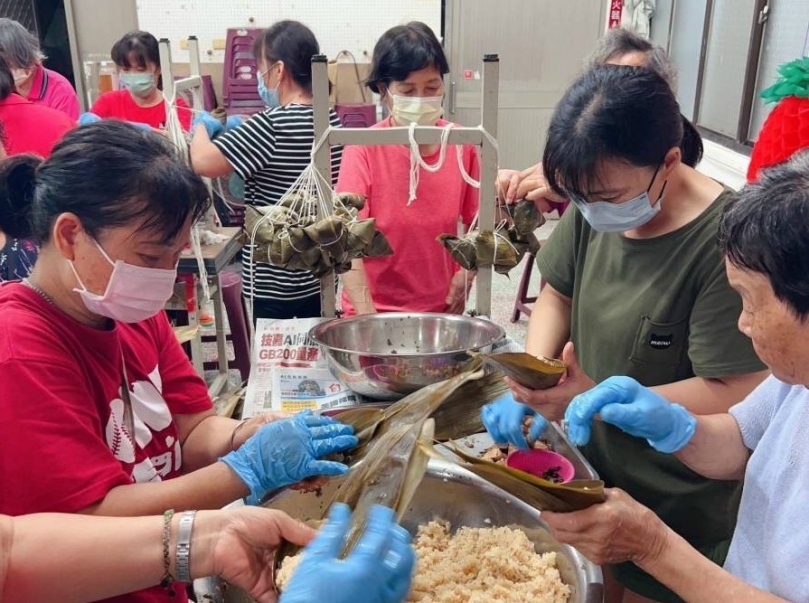 關懷弱勢家庭及獨居老人  台中市大安區安中社區舉辦「113年安中社區關懷弱勢暨送粽子傳愛心活動」