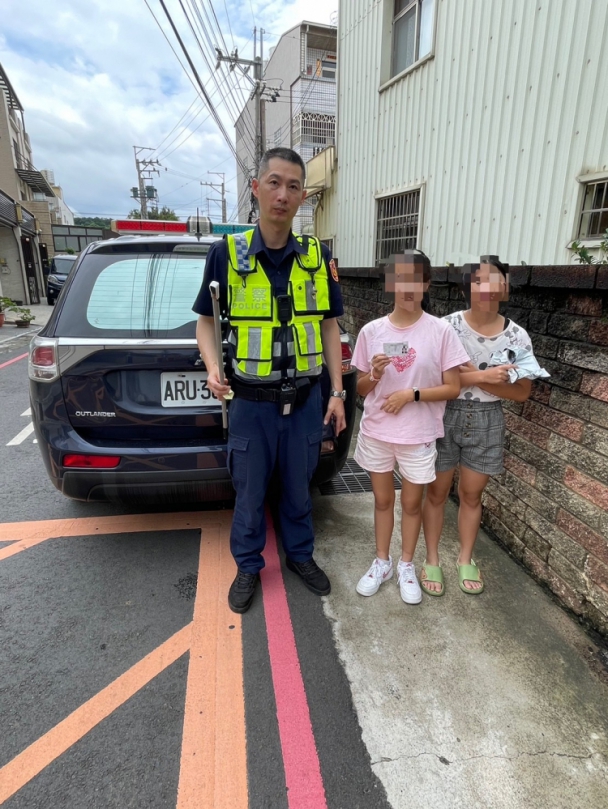 清泉員警巡邏時幫忙取回掉入溝中卡片   國中女生直說「謝謝警察叔叔」