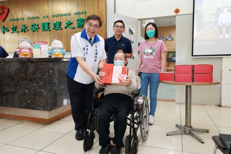 端午節前縣府慰問社福機構關懷院民 致贈禮盒及慰問金